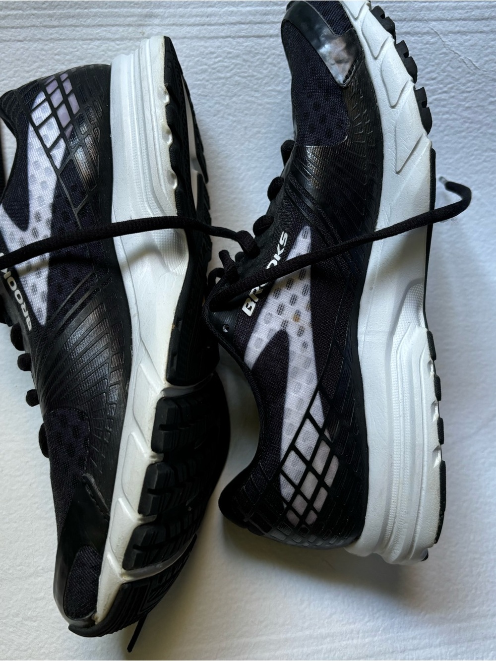 Brooks Women's Black & White Athletic Running Shoes
